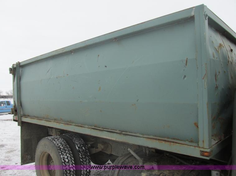 image for item E5245 1985 Ford cab over box truck