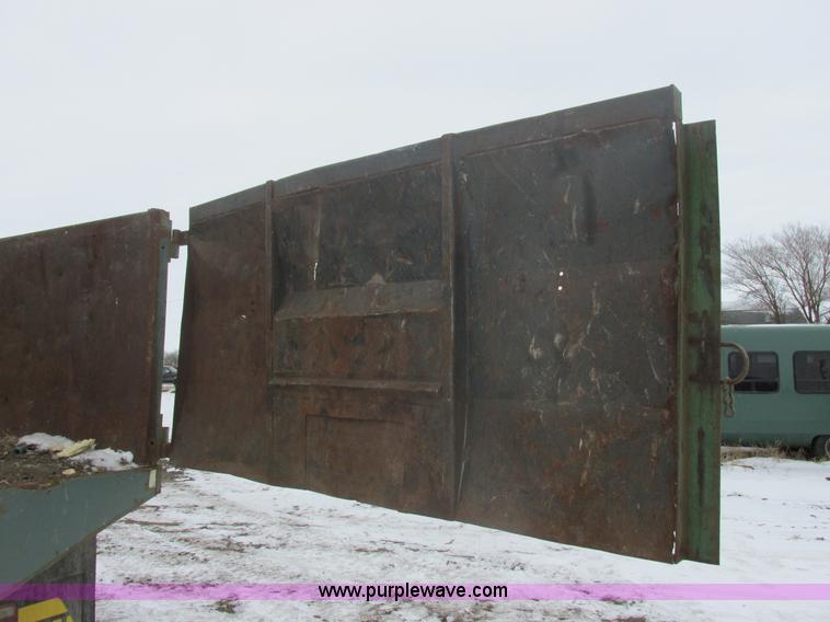 image for item E5245 1985 Ford cab over box truck