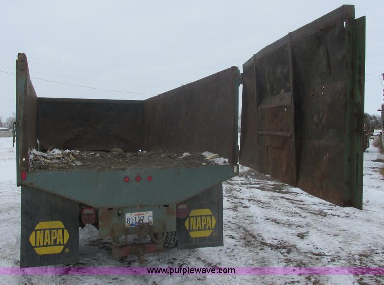 image for item E5245 1985 Ford cab over box truck