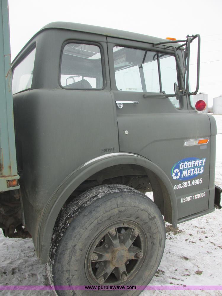 image for item E5245 1985 Ford cab over box truck