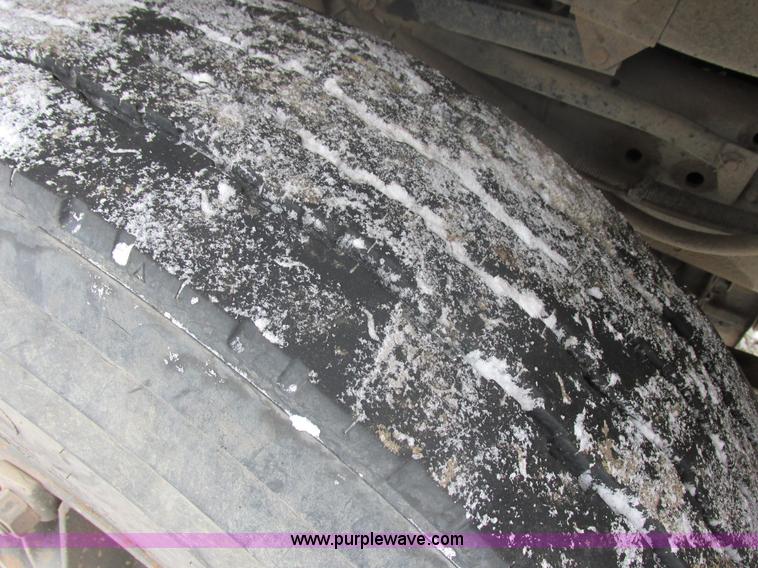 image for item E5245 1985 Ford cab over box truck