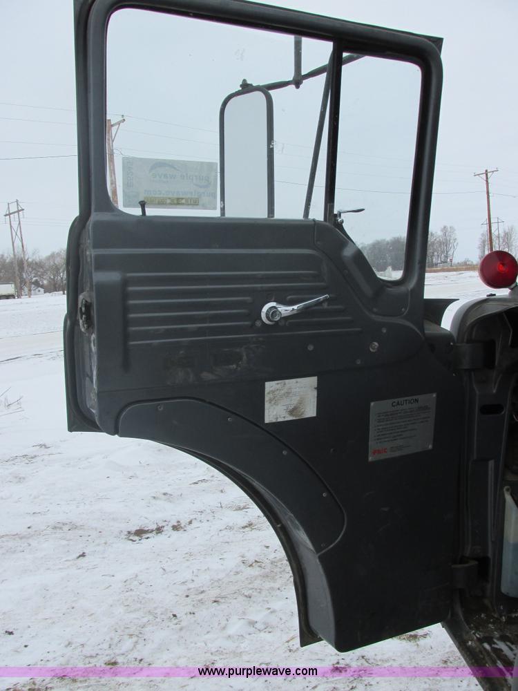 image for item E5245 1985 Ford cab over box truck