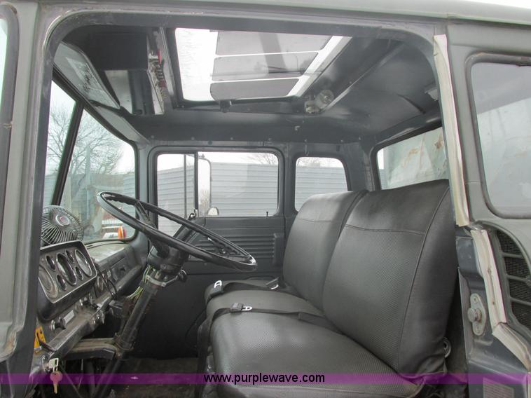 image for item E5245 1985 Ford cab over box truck