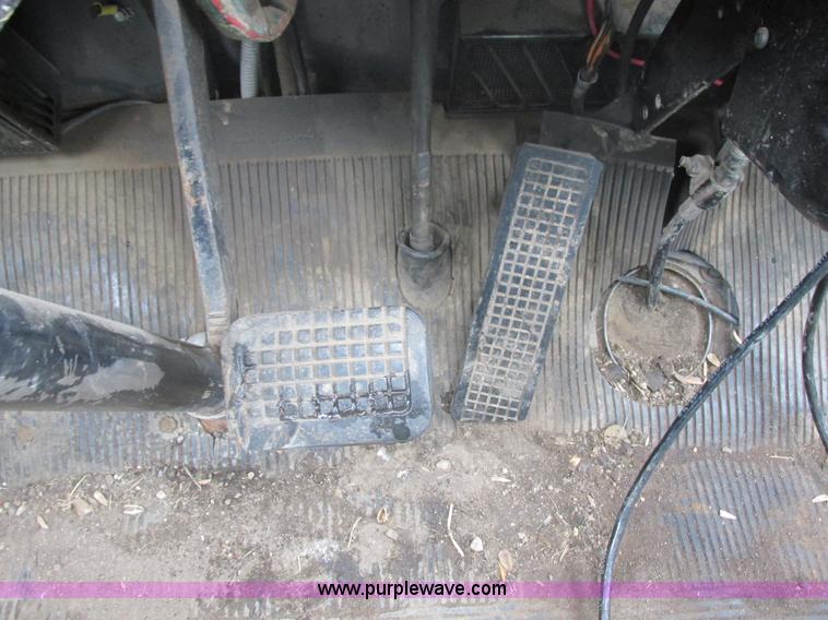 image for item E5245 1985 Ford cab over box truck