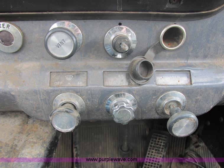 image for item E5245 1985 Ford cab over box truck