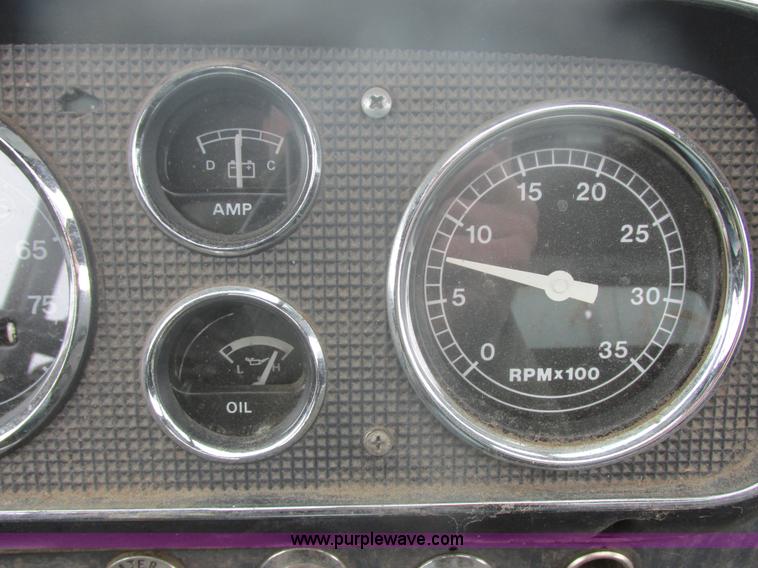 image for item E5245 1985 Ford cab over box truck