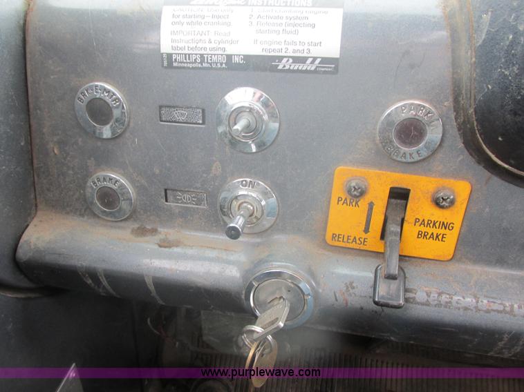 image for item E5245 1985 Ford cab over box truck