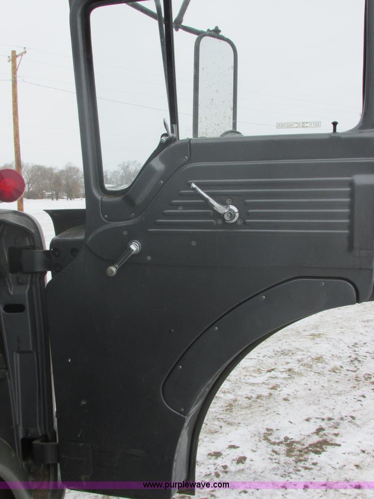 image for item E5245 1985 Ford cab over box truck