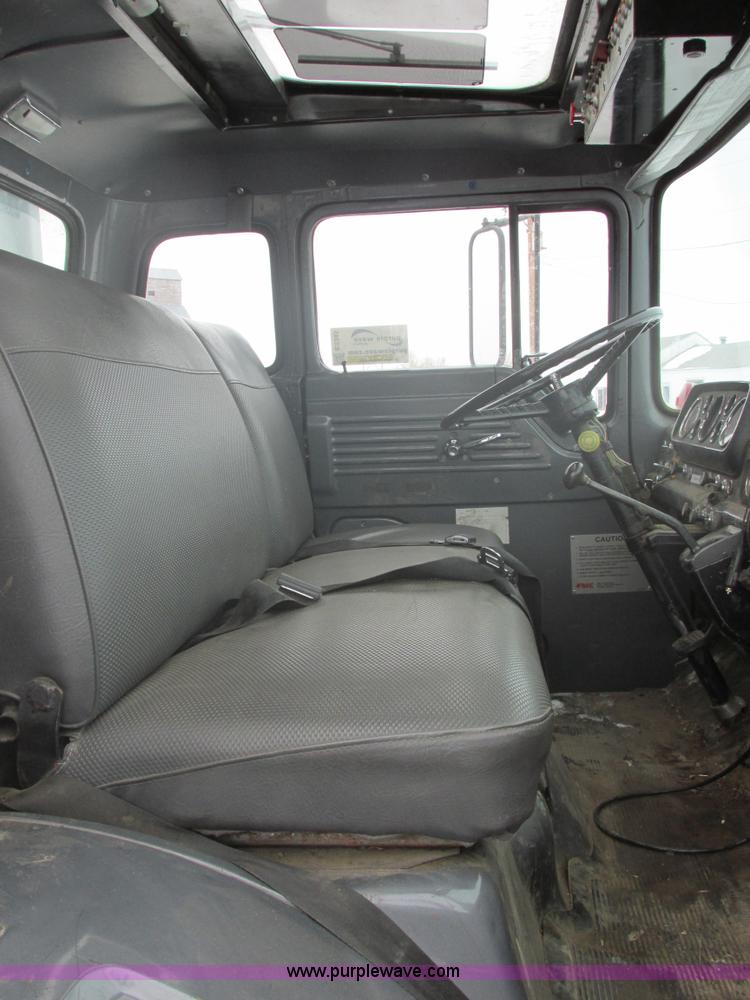 image for item E5245 1985 Ford cab over box truck