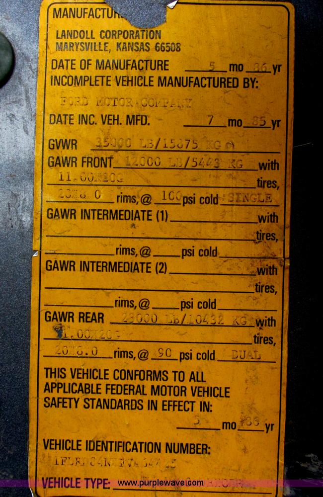 image for item E5245 1985 Ford cab over box truck