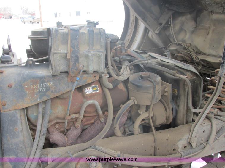 image for item E5245 1985 Ford cab over box truck