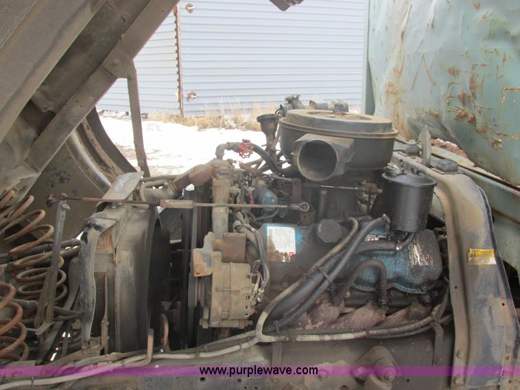 image for item E5245 1985 Ford cab over box truck