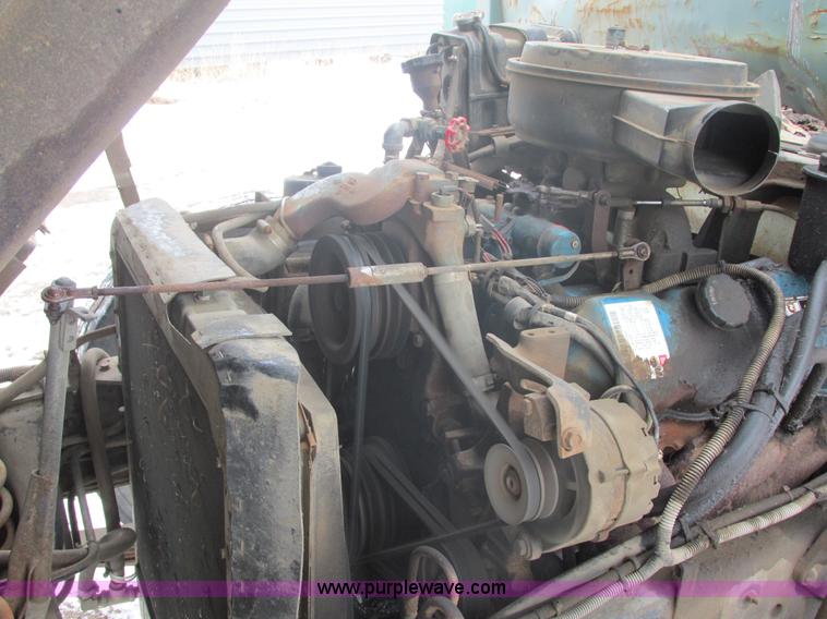 image for item E5245 1985 Ford cab over box truck