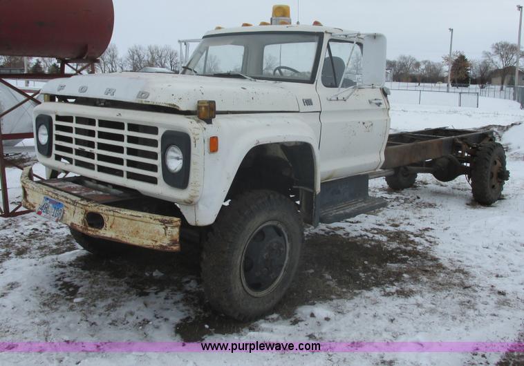 image for item E5253 1977 Ford F600 truck cab and chassis
