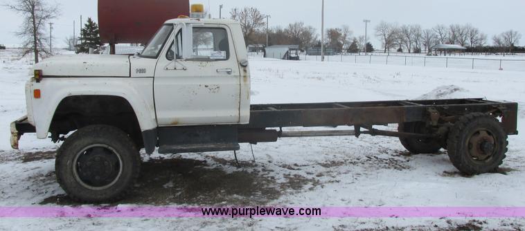 image for item E5253 1977 Ford F600 truck cab and chassis