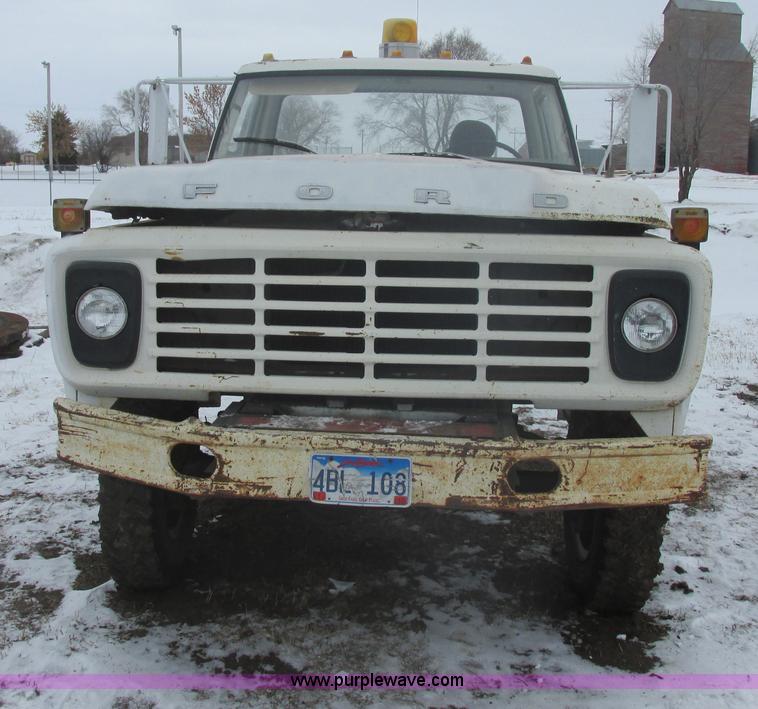 image for item E5253 1977 Ford F600 truck cab and chassis