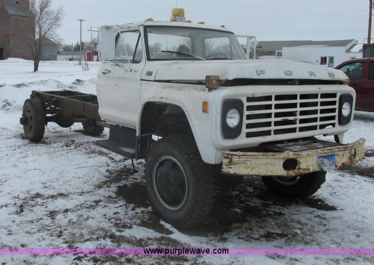 image for item E5253 1977 Ford F600 truck cab and chassis