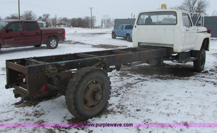 image for item E5253 1977 Ford F600 truck cab and chassis