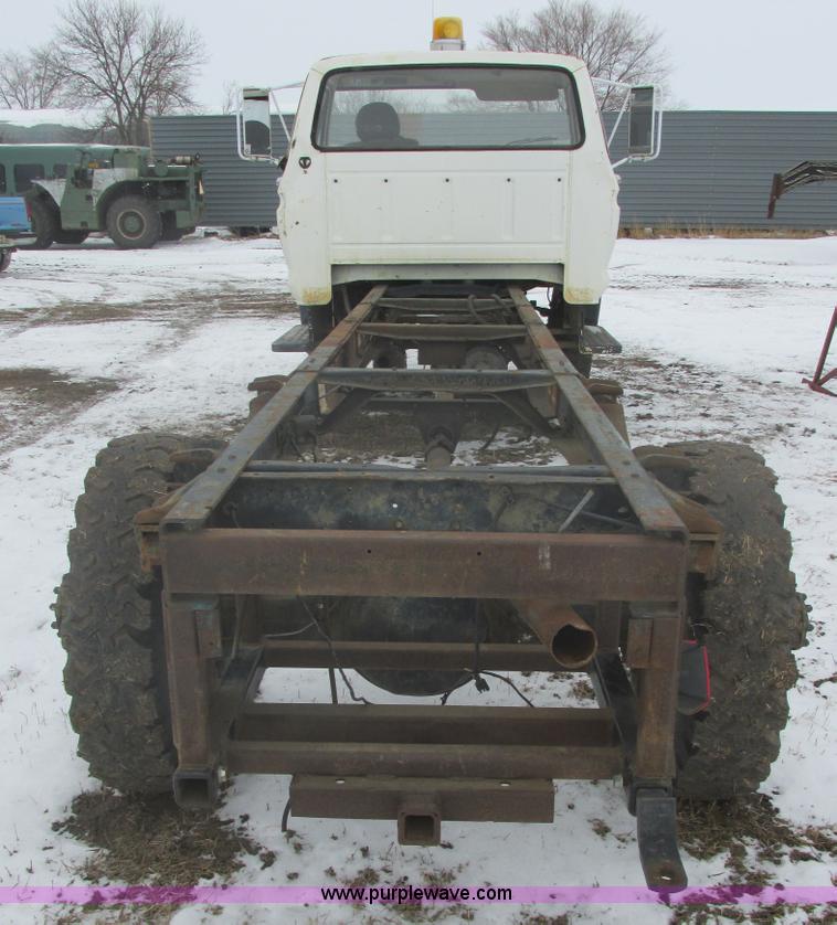 image for item E5253 1977 Ford F600 truck cab and chassis