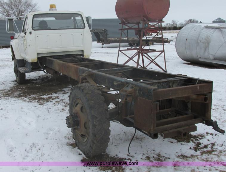image for item E5253 1977 Ford F600 truck cab and chassis