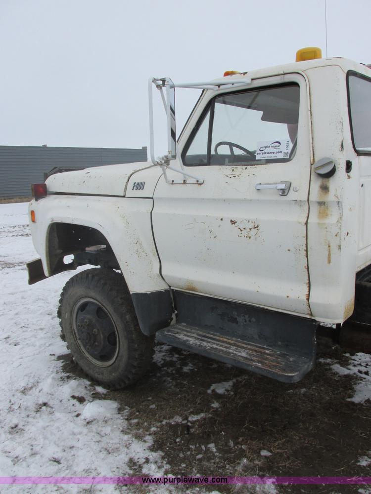 image for item E5253 1977 Ford F600 truck cab and chassis