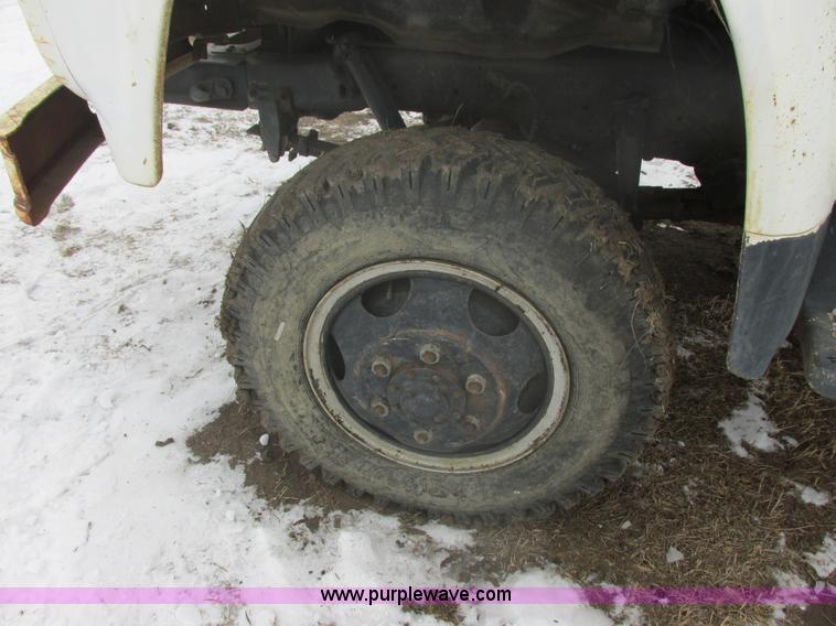 image for item E5253 1977 Ford F600 truck cab and chassis