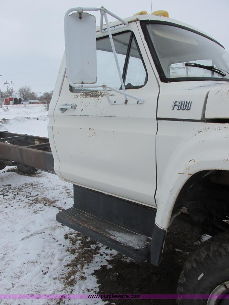 image for item E5253 1977 Ford F600 truck cab and chassis