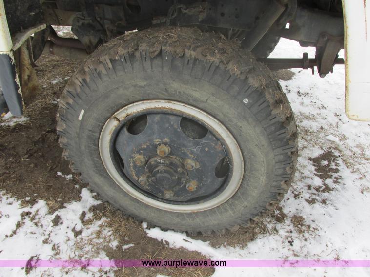 image for item E5253 1977 Ford F600 truck cab and chassis