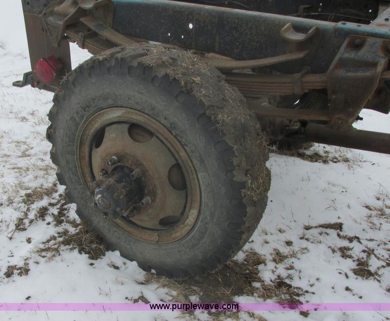 image for item E5253 1977 Ford F600 truck cab and chassis