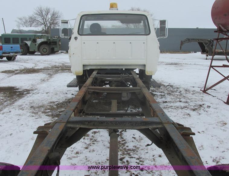 image for item E5253 1977 Ford F600 truck cab and chassis