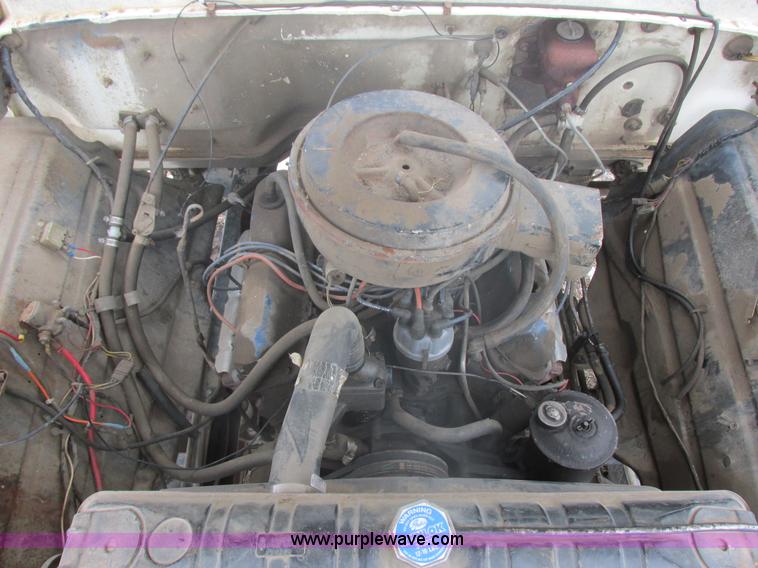 image for item E5253 1977 Ford F600 truck cab and chassis