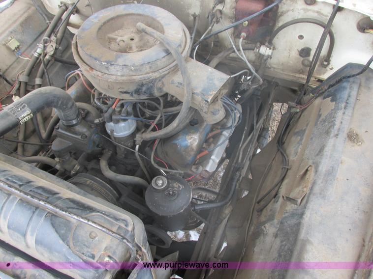 image for item E5253 1977 Ford F600 truck cab and chassis