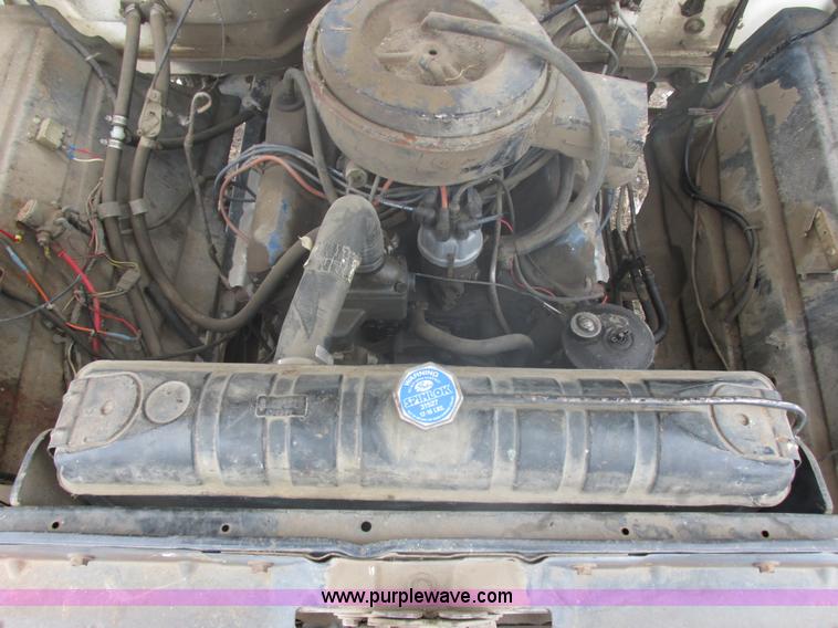 image for item E5253 1977 Ford F600 truck cab and chassis