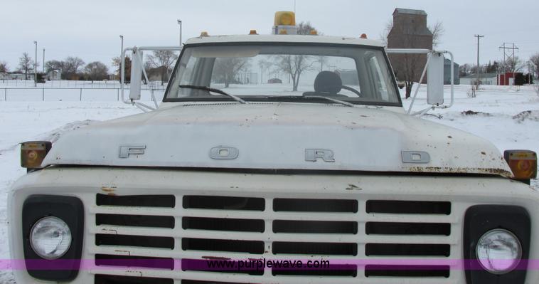 image for item E5253 1977 Ford F600 truck cab and chassis