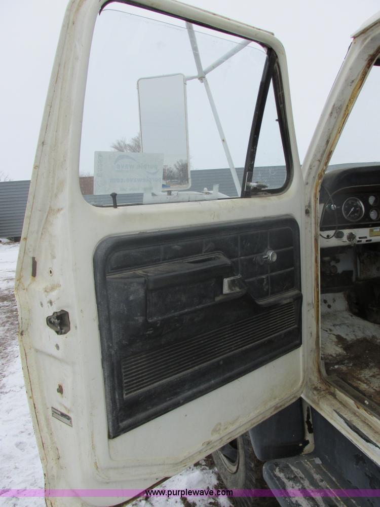 image for item E5253 1977 Ford F600 truck cab and chassis