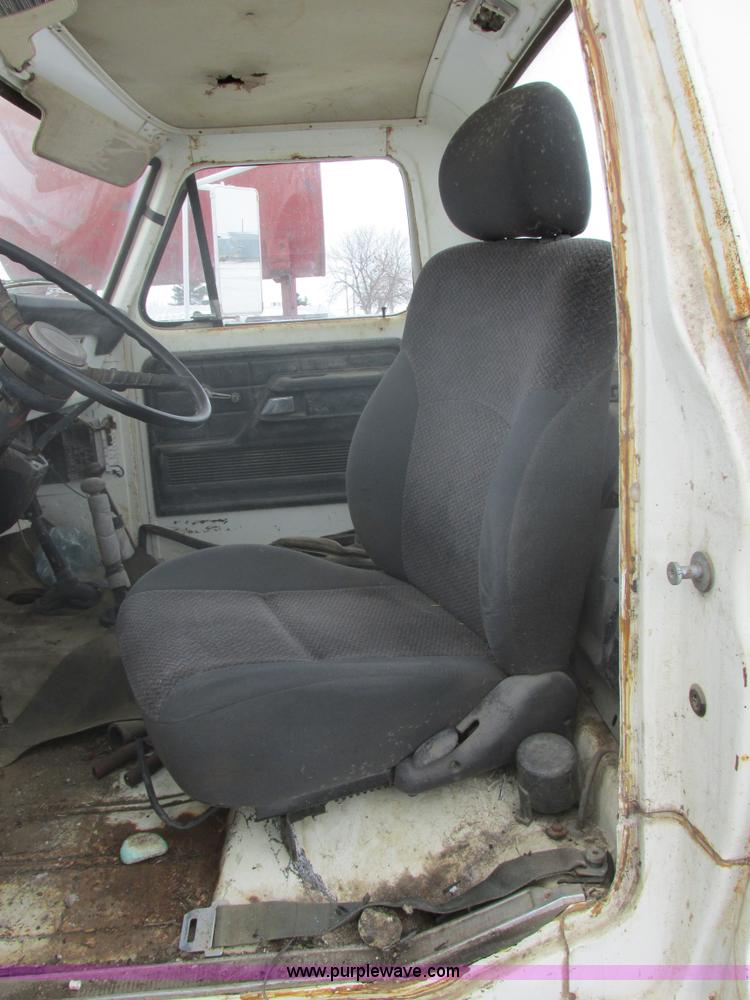 image for item E5253 1977 Ford F600 truck cab and chassis