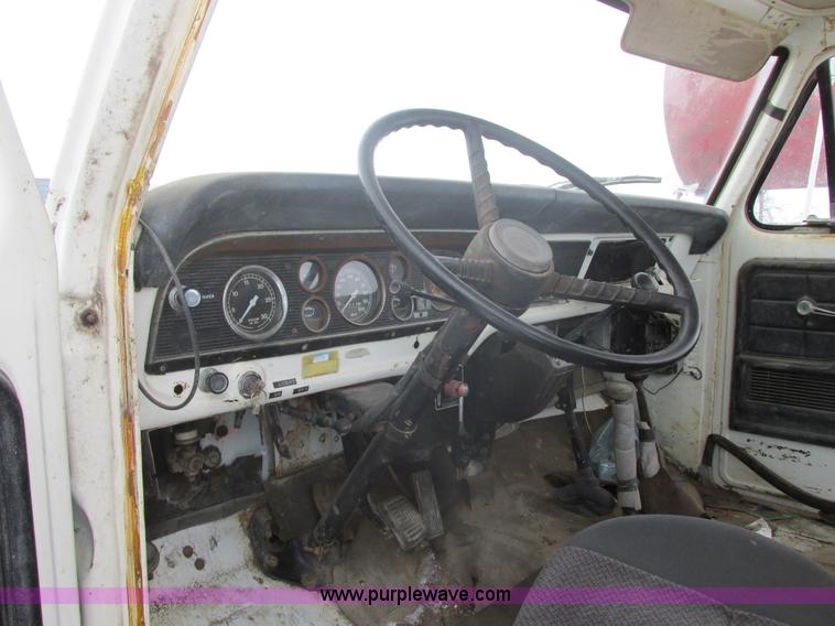 image for item E5253 1977 Ford F600 truck cab and chassis