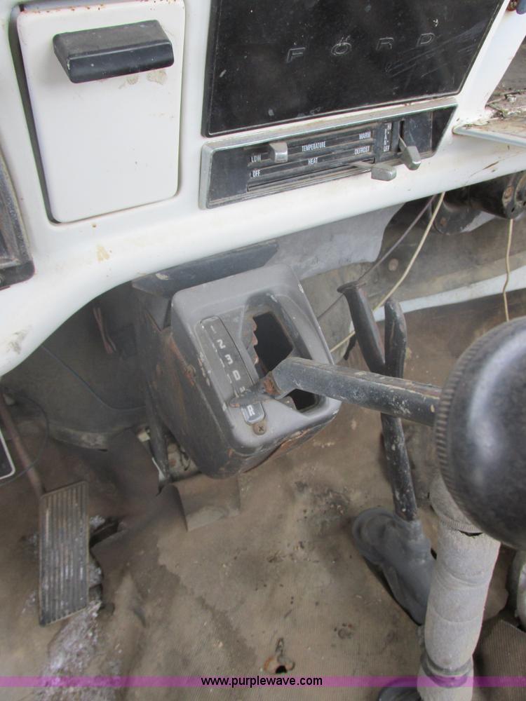image for item E5253 1977 Ford F600 truck cab and chassis