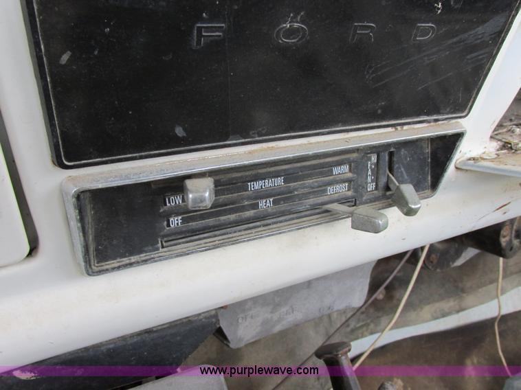 image for item E5253 1977 Ford F600 truck cab and chassis