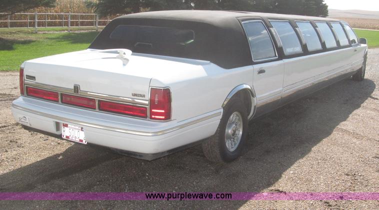 image for item F7147 1996 Lincoln Town Car Executive limousine