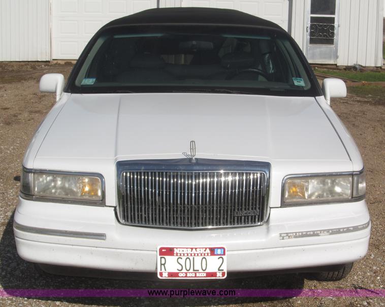 image for item F7147 1996 Lincoln Town Car Executive limousine