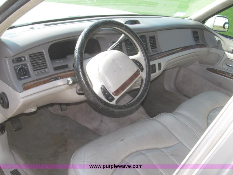 image for item F7147 1996 Lincoln Town Car Executive limousine