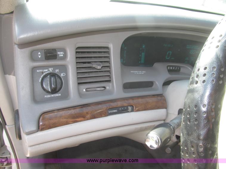 image for item F7147 1996 Lincoln Town Car Executive limousine