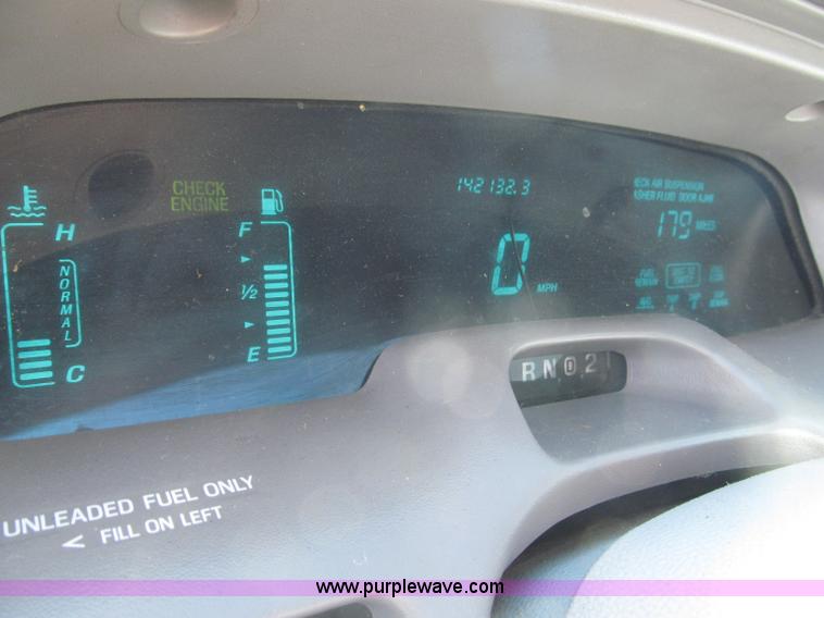 image for item F7147 1996 Lincoln Town Car Executive limousine