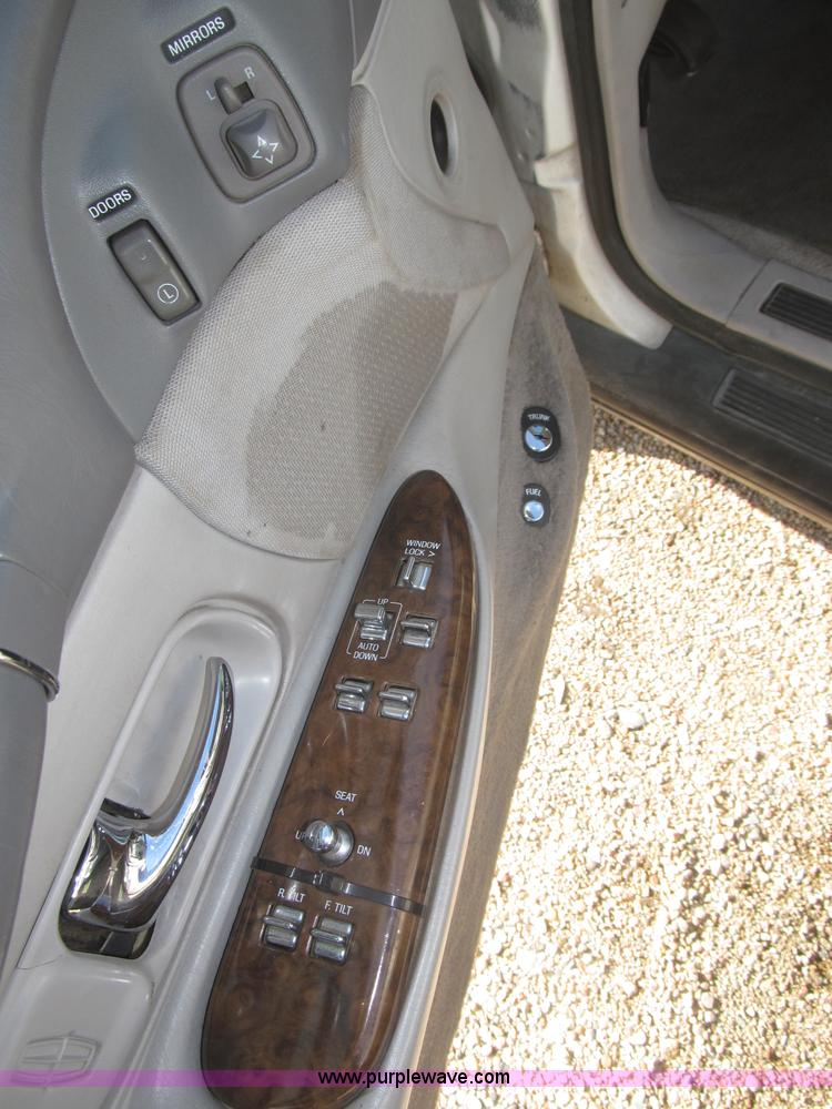 image for item F7147 1996 Lincoln Town Car Executive limousine