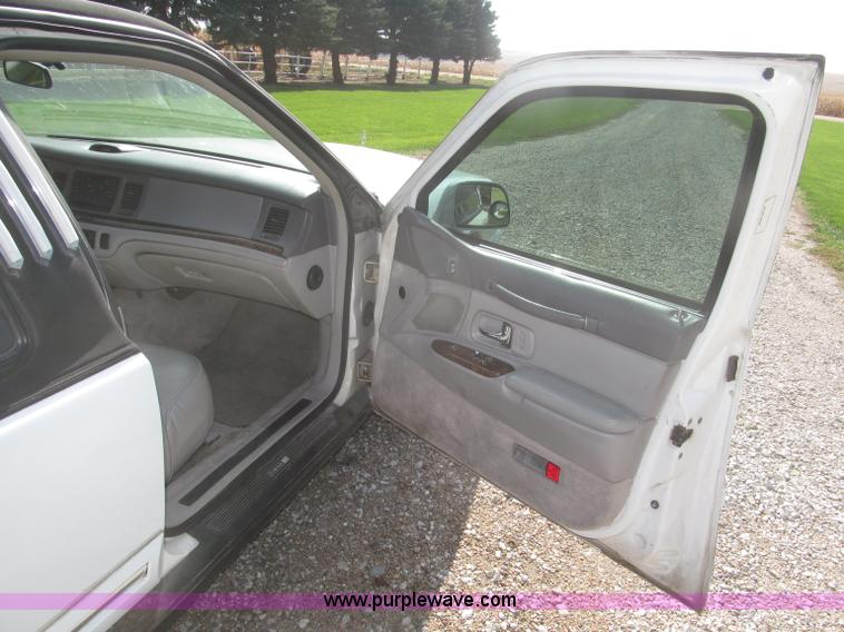 image for item F7147 1996 Lincoln Town Car Executive limousine