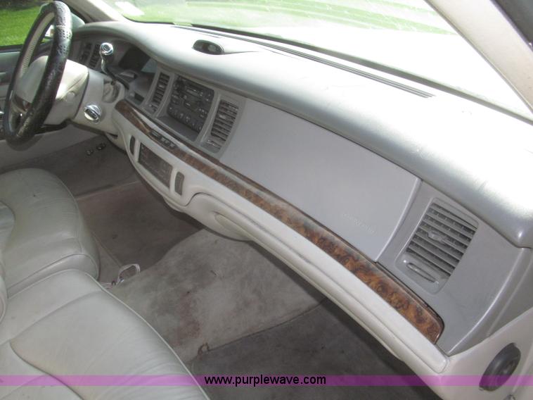 image for item F7147 1996 Lincoln Town Car Executive limousine