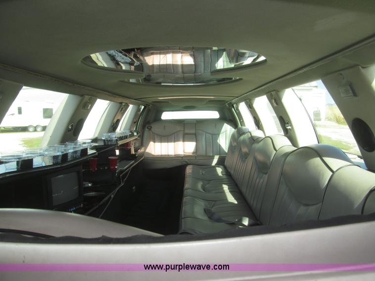 image for item F7147 1996 Lincoln Town Car Executive limousine