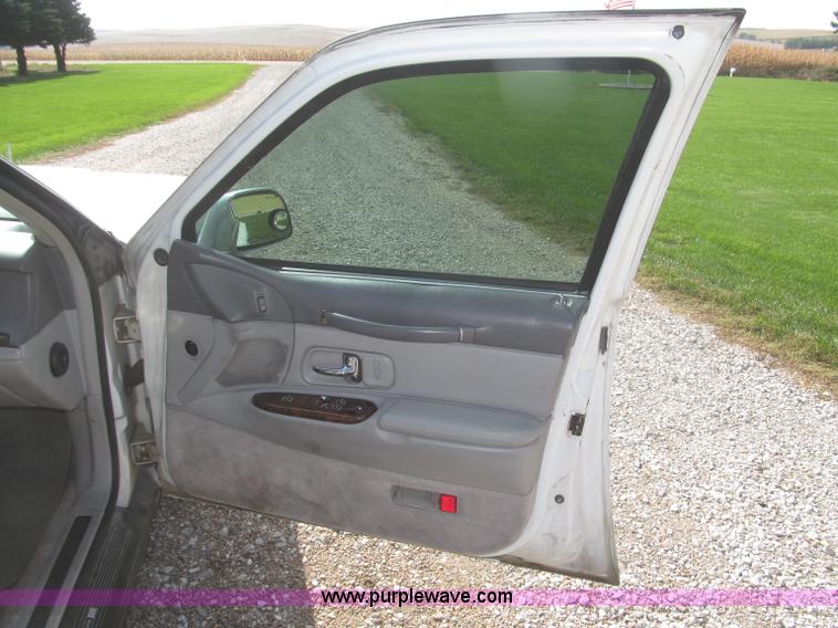 image for item F7147 1996 Lincoln Town Car Executive limousine