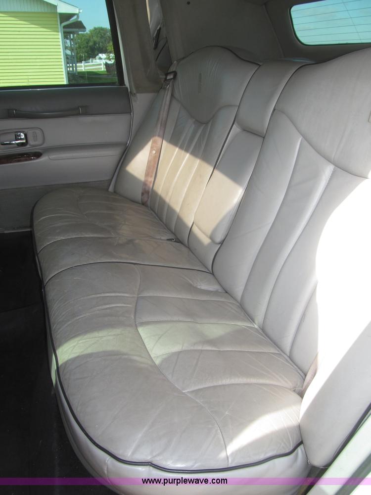 image for item F7147 1996 Lincoln Town Car Executive limousine